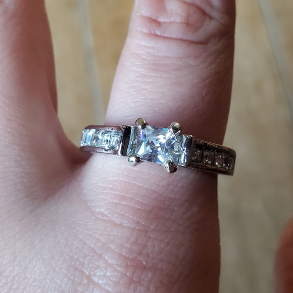 *RARE* Vintage Dainty Engagement Ring - Picture 5 of 15